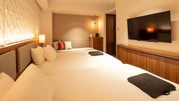 Una habitación de hotel con una cama grande, un televisor montado en la pared y una mesita de noche con lámpara.