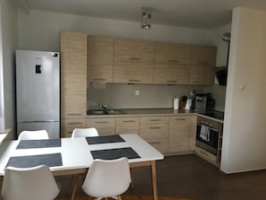 Microondas, horno, placa de cocina, lavavajillas