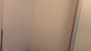2 habitaciones, cortinas blackout y sistema de insonorización