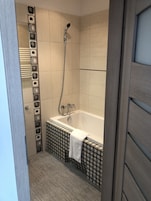 Bañera, secador de pelo, toallas, jabón