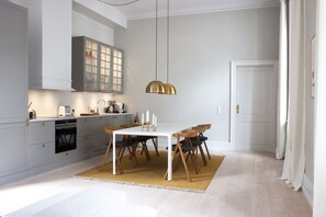 Full-sized fridge, oven, stovetop, dishwasher