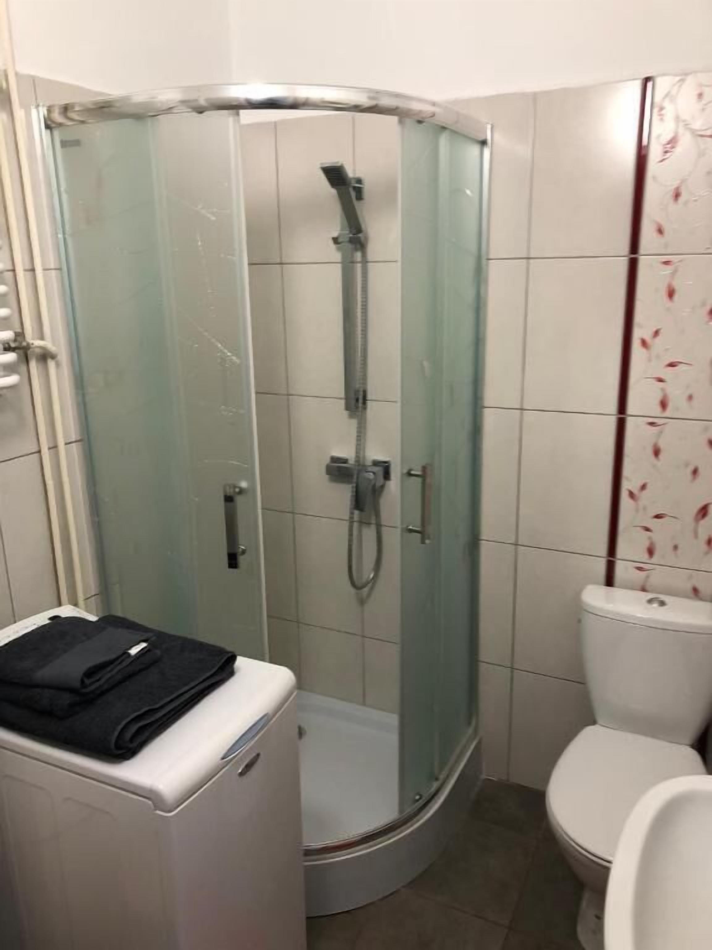 Leilighet | Bad | Dusj, hårføner, håndklær og såpe