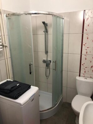 Apartment | Bathroom | Shower, hair dryer, towels, soap - Apartament Przy Skarpie (Torun)