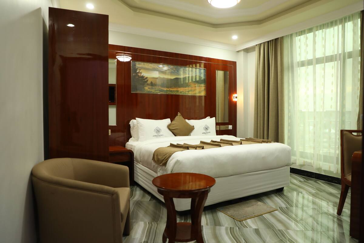 Minibar, muebles diferentes, escritorio y tabla de planchar con plancha