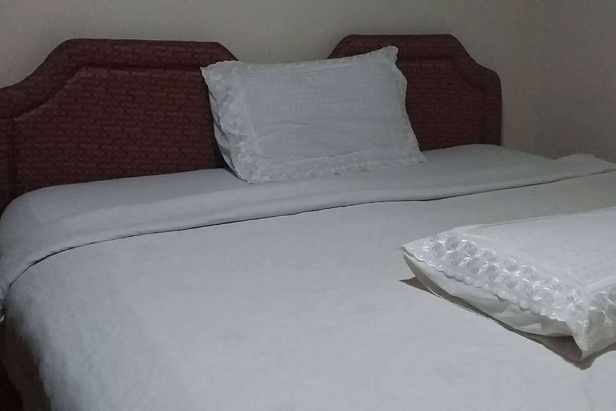 Desk, WiFi (free), bed sheets