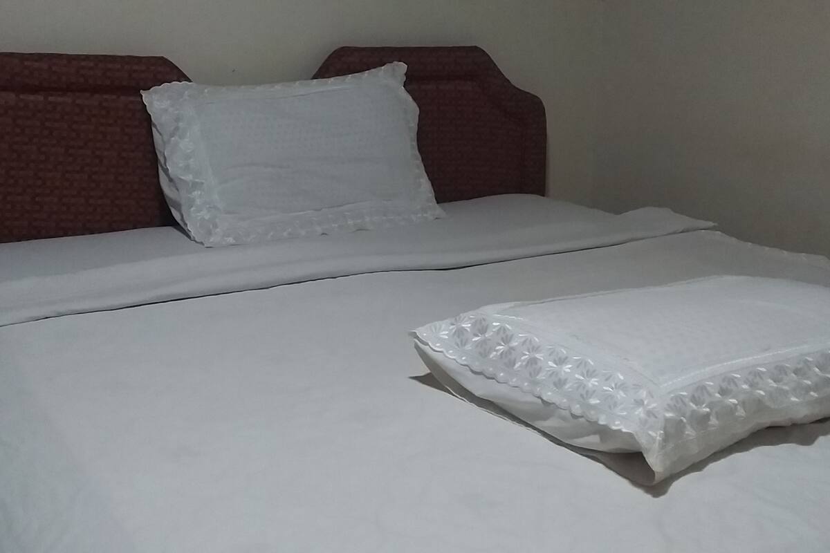 1 bedroom, desk, free wifi, bed sheets