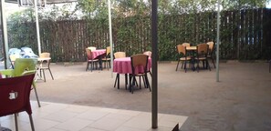 Café da manhã, almoço e jantar; local e internacional