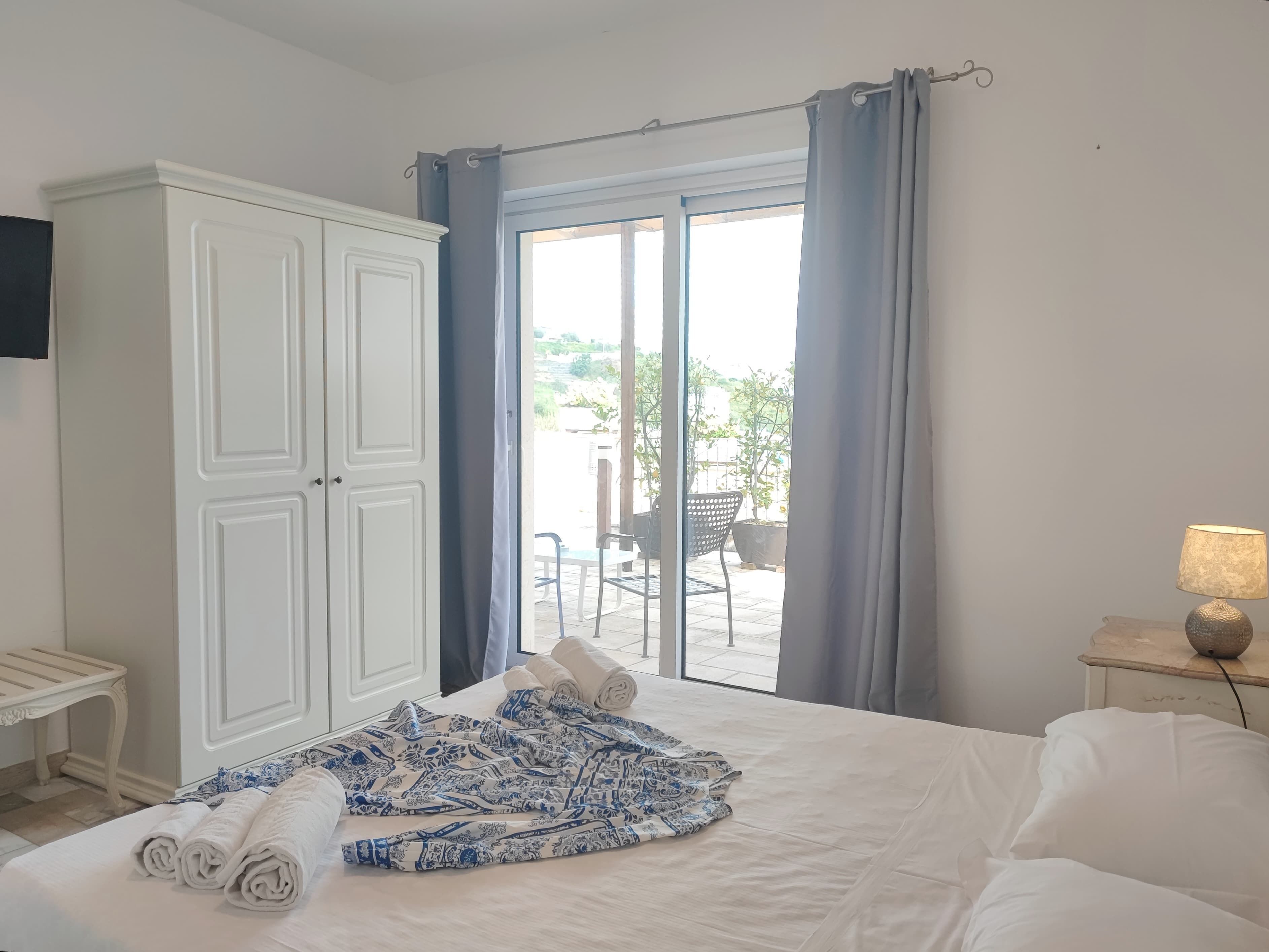 Caja de seguridad en la habitación y cortinas blackout 