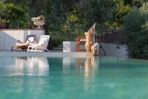 Piscina stagionale all'aperto, ombrelloni da piscina, lettini