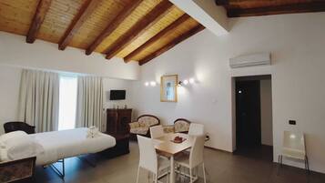 Familienapartment, 2 Schlafzimmer | Wohnbereich