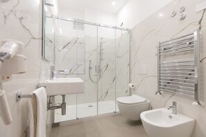 Een douche, gratis toiletartikelen, een haardroger, een bidet
