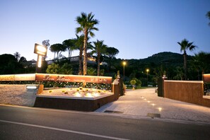 Vista frontal de la propiedad por la tarde o noche