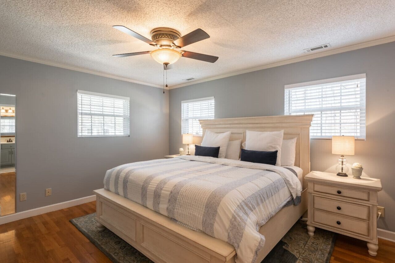 4 makuuhuonetta, silitysrauta/-lauta, vauvan matkasänky, Wi-Fi