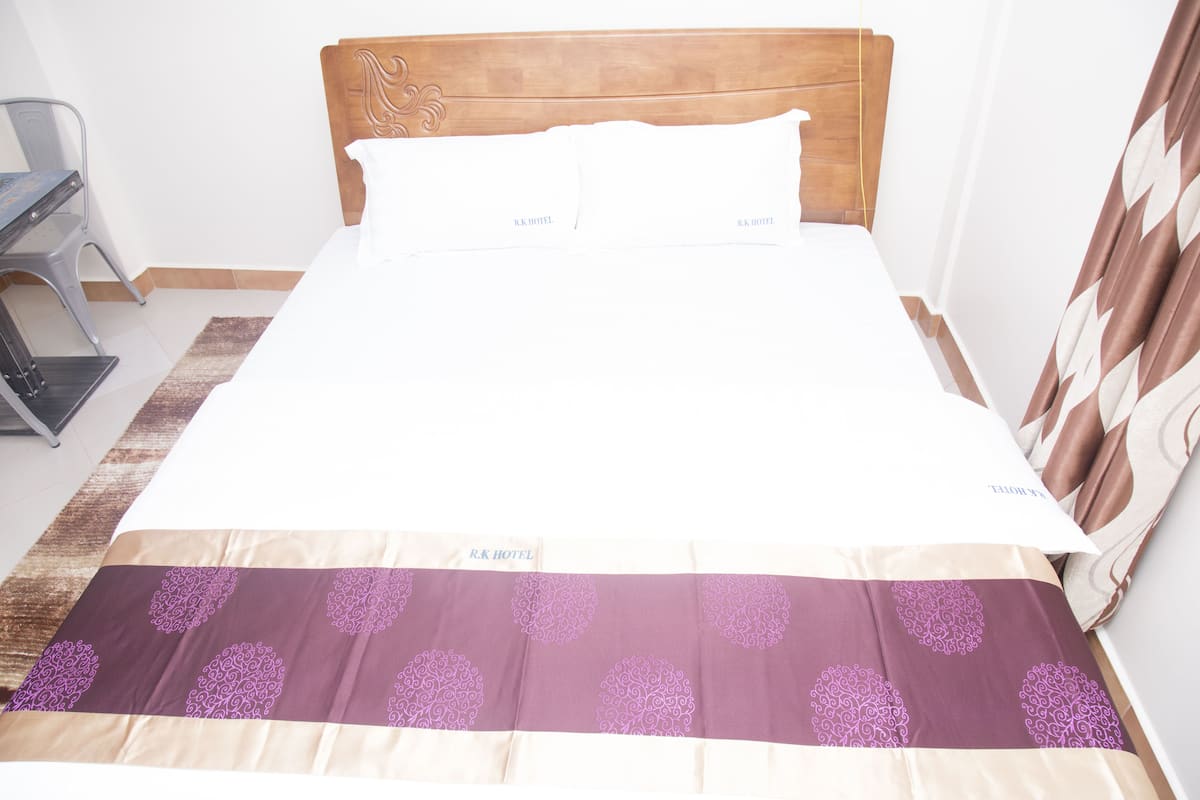 Double Room | Desk, WiFi (free), bed sheets