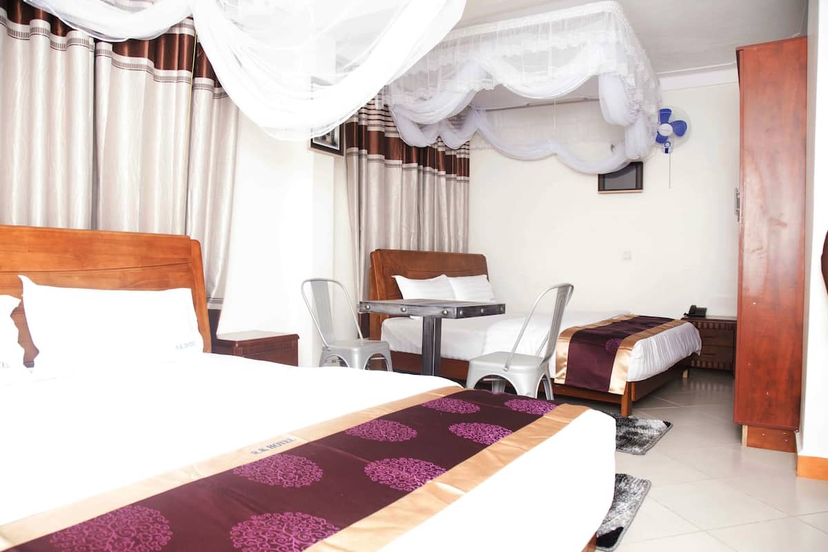 Twin Room | Desk, WiFi (free), bed sheets