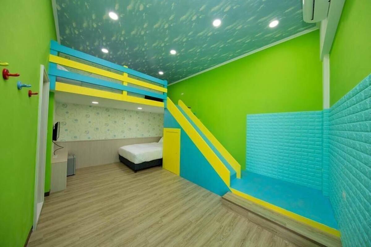 Comfort Quadruple Room | Desk, blackout drapes, WiFi (free), bed sheets