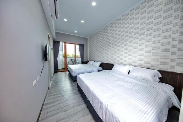 Kamar Quadruple | Meja kerja, tirai kedap cahaya, Wi-Fi gratis, dan seprai linen