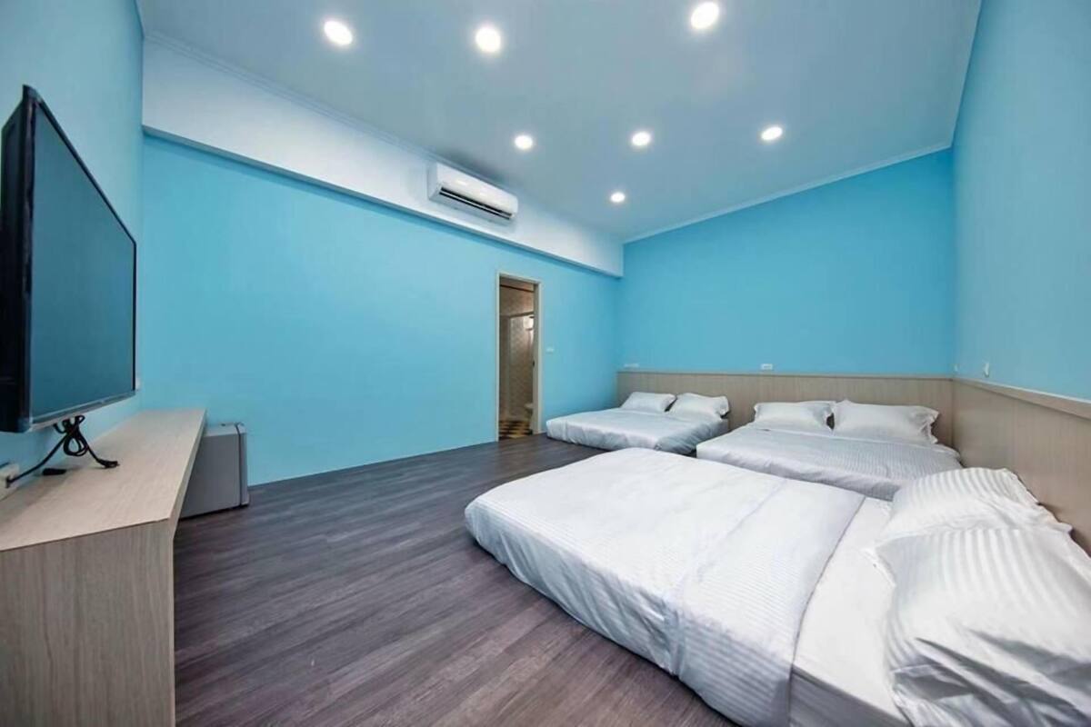 Family Room | Desk, blackout drapes, WiFi (free), bed sheets