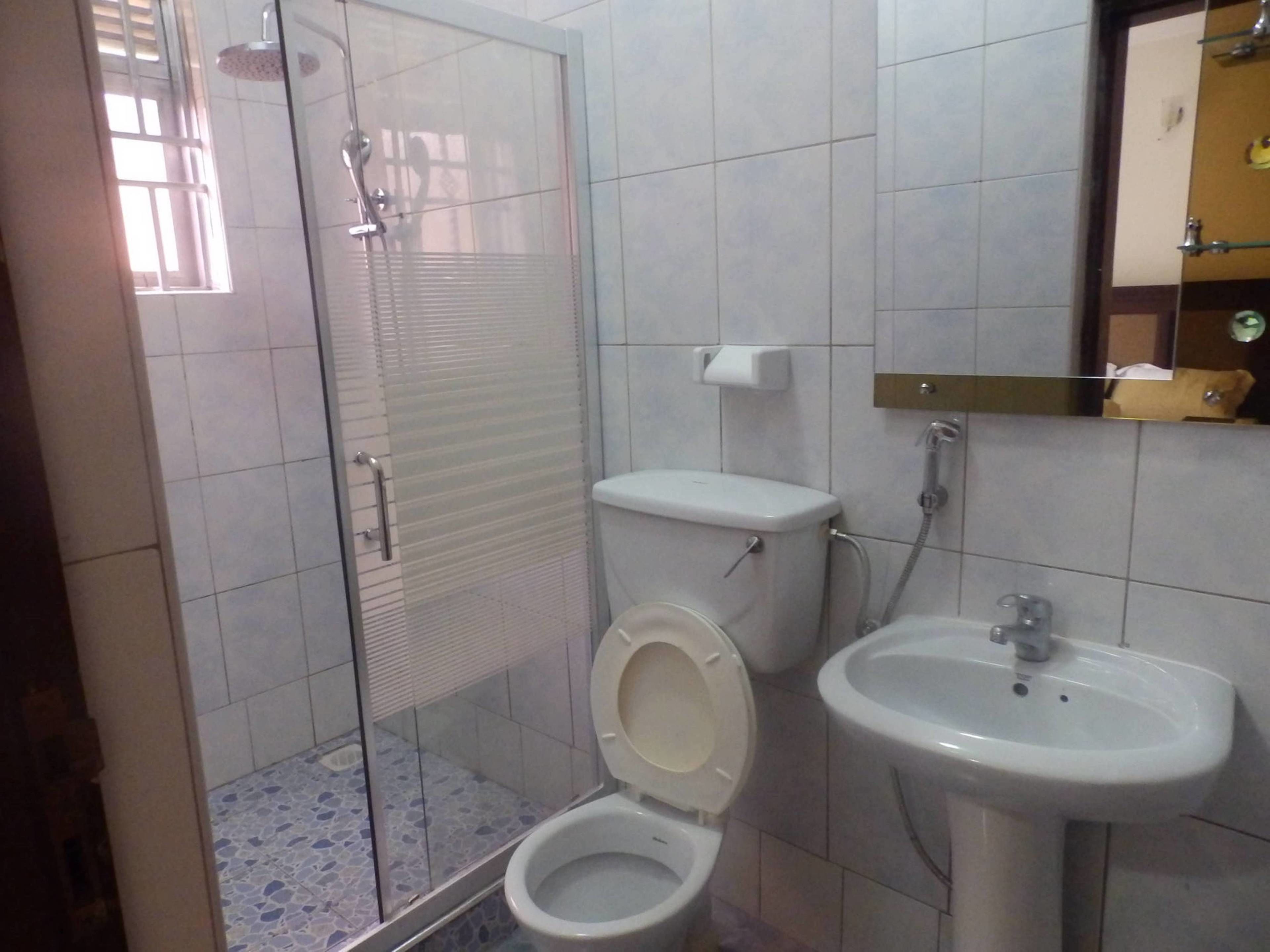 double room | bathroom | towels, soap, toilet paper