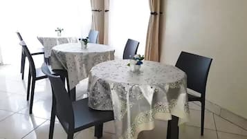 S'hi serveixen esmorzars, dinars i plats de cuina local i internacional
