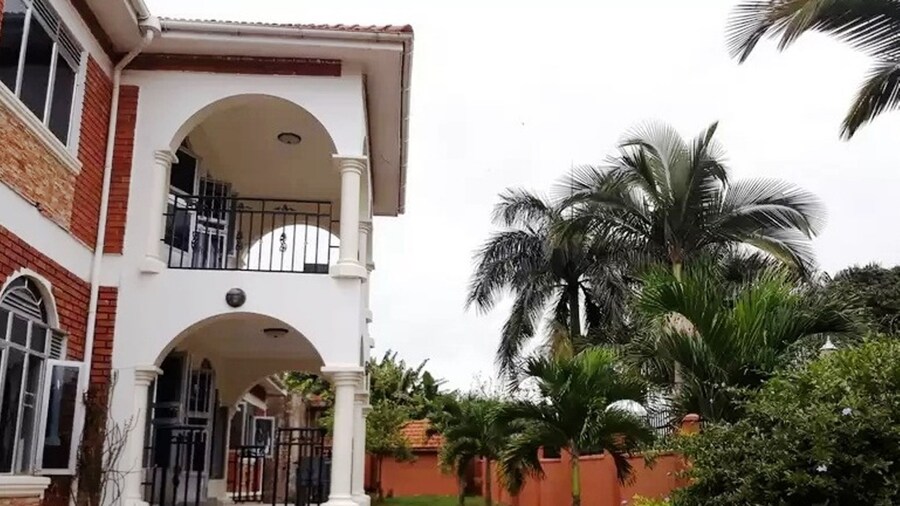 Emra Hotel