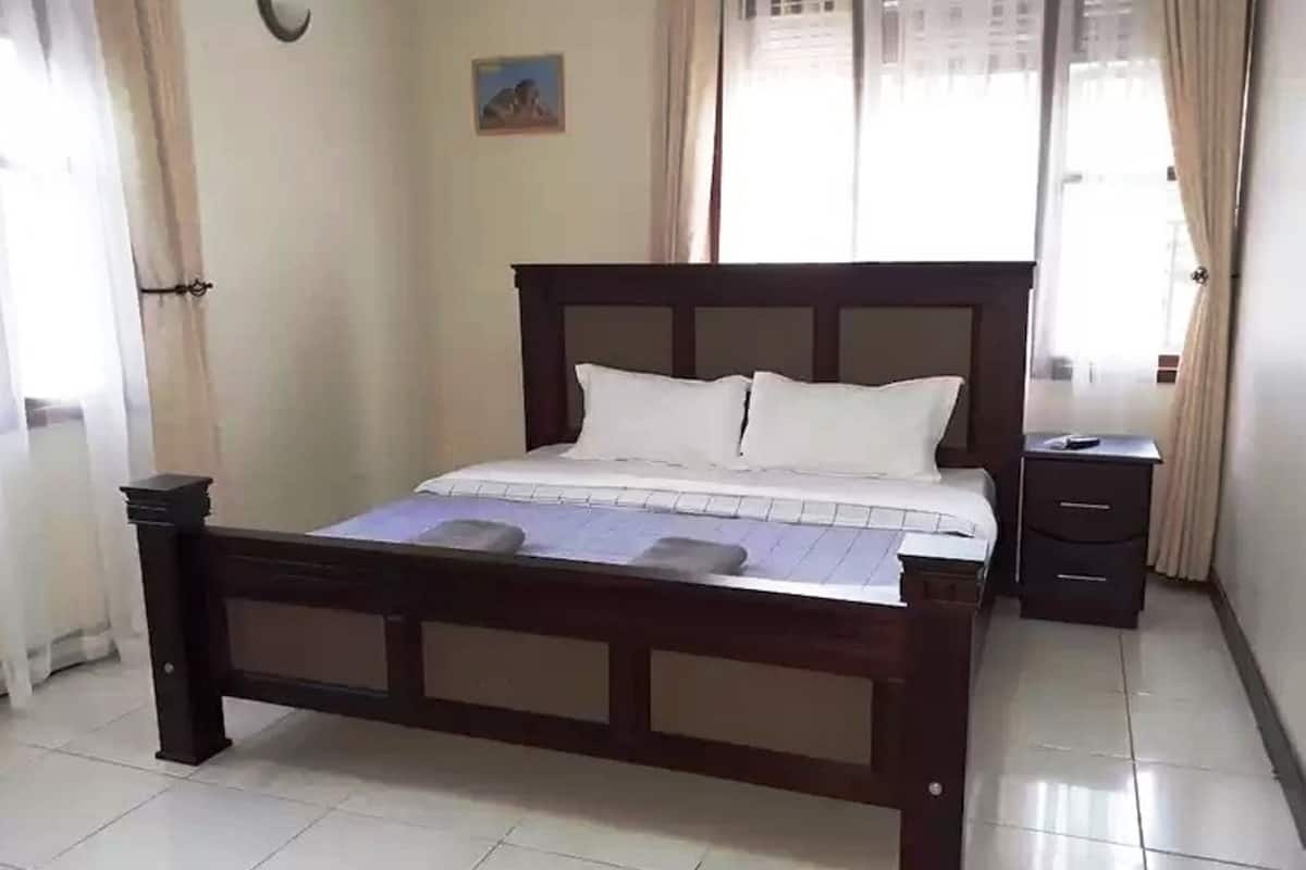 Executive Room | Desk, free WiFi, bed sheets