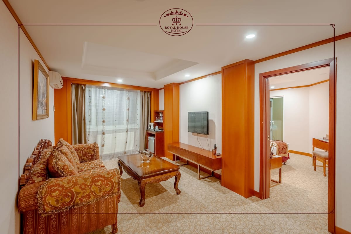 Suite – deluxe | Oppholdsrom | En 32-tommers Flatskjerm-TV med digitale kanaler samt TV