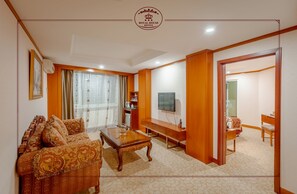 华丽套房 | 客厅 | 32-英寸纯平电视 （配备数码频道）、电视