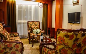 华丽套房 | 客厅 | 32-英寸纯平电视 （配备数码频道）、电视