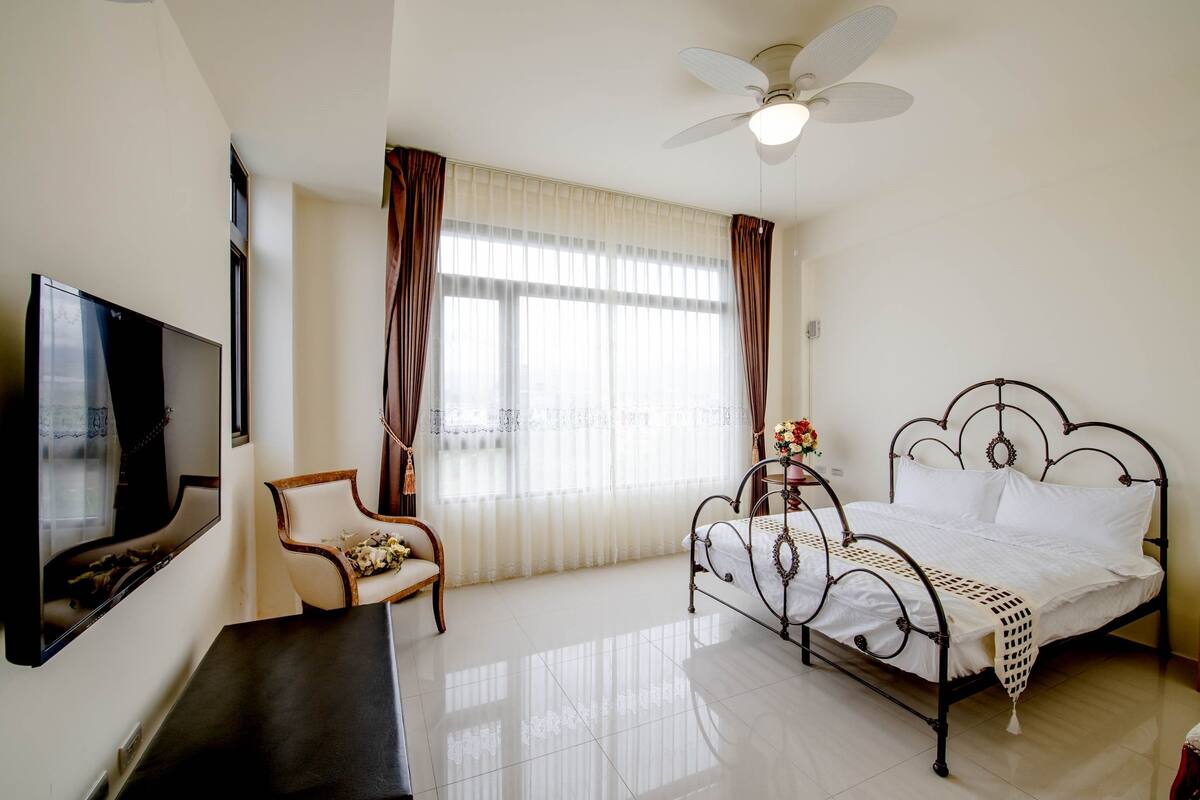 Blackout curtains, free WiFi, bed sheets