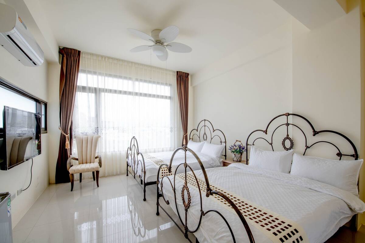 Blackout curtains, free WiFi, bed sheets