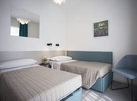 2 habitaciones, caja de seguridad en la habitación y escritorio 