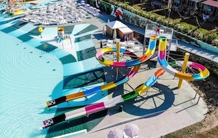 Una piscina al aire libre de temporada