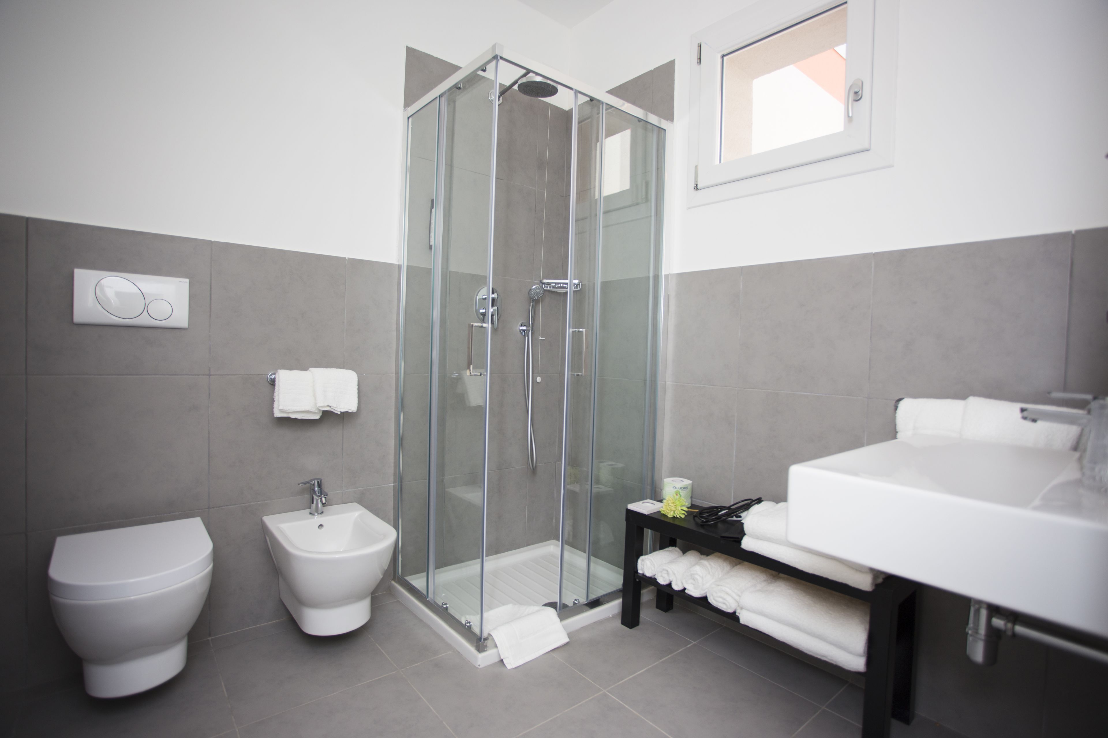 Standard Apartment | Bathroom | Shower, rainfall showerhead, free toiletries, hair dryer