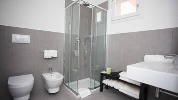 Standard Apartment | Bathroom | Shower, rainfall showerhead, free toiletries, hair dryer