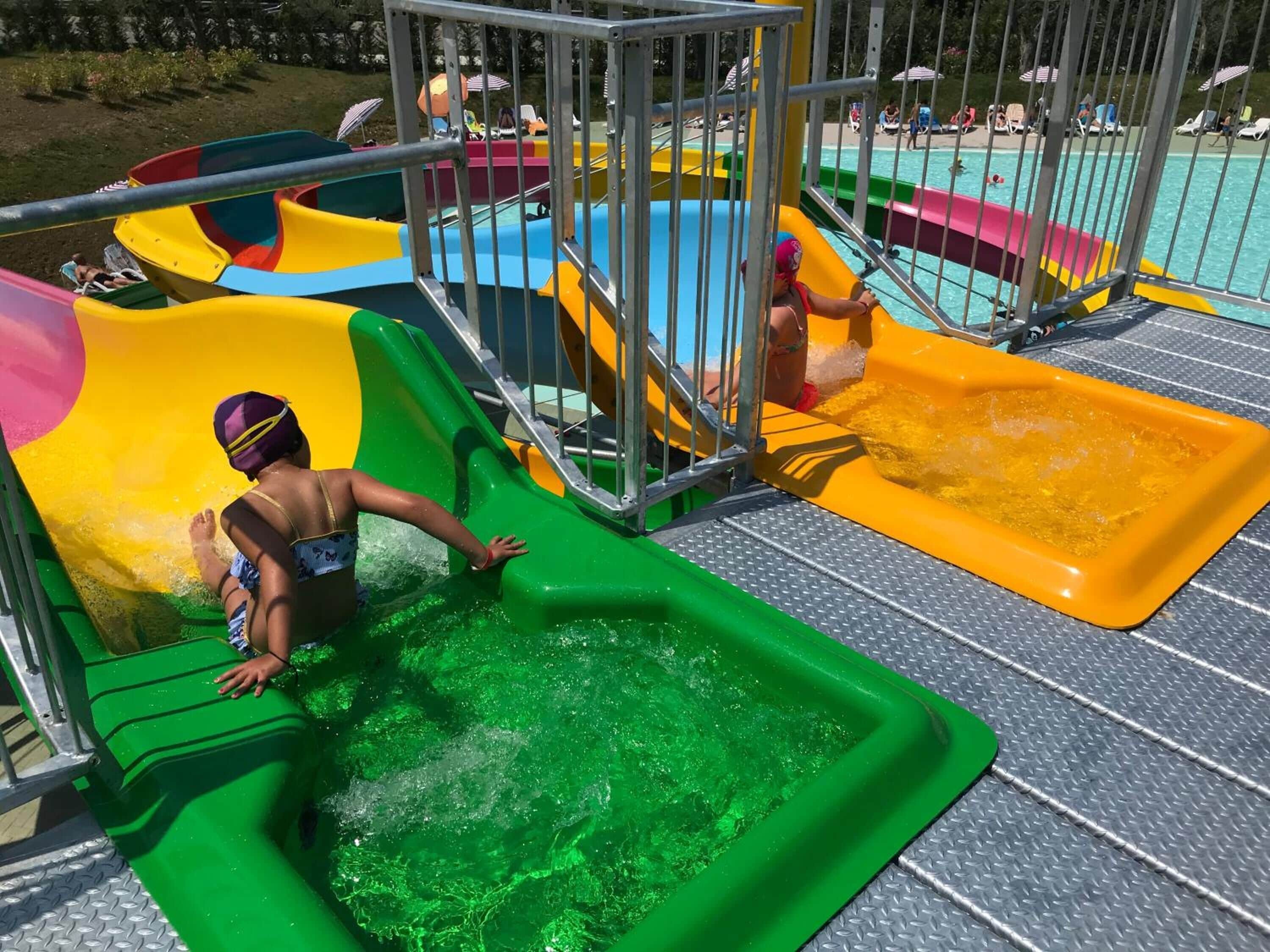 Een waterpark met glijbanen en een zwembad.