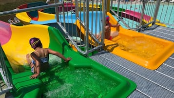 Een waterpark met glijbanen en een zwembad.