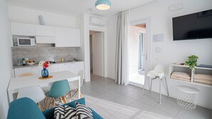 Appartamento Garden | Private kitchen | Full-sized fridge, microwave, electric kettle, high chair - Sisan Family Resort (Bardolino)