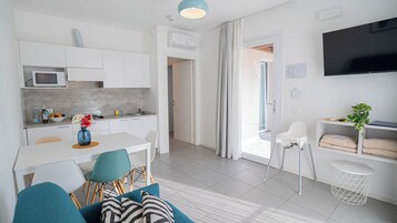 Appartamento Garden | Cucina privata | Frigorifero con congelatore, microonde, bollitore elettrico, seggiolone