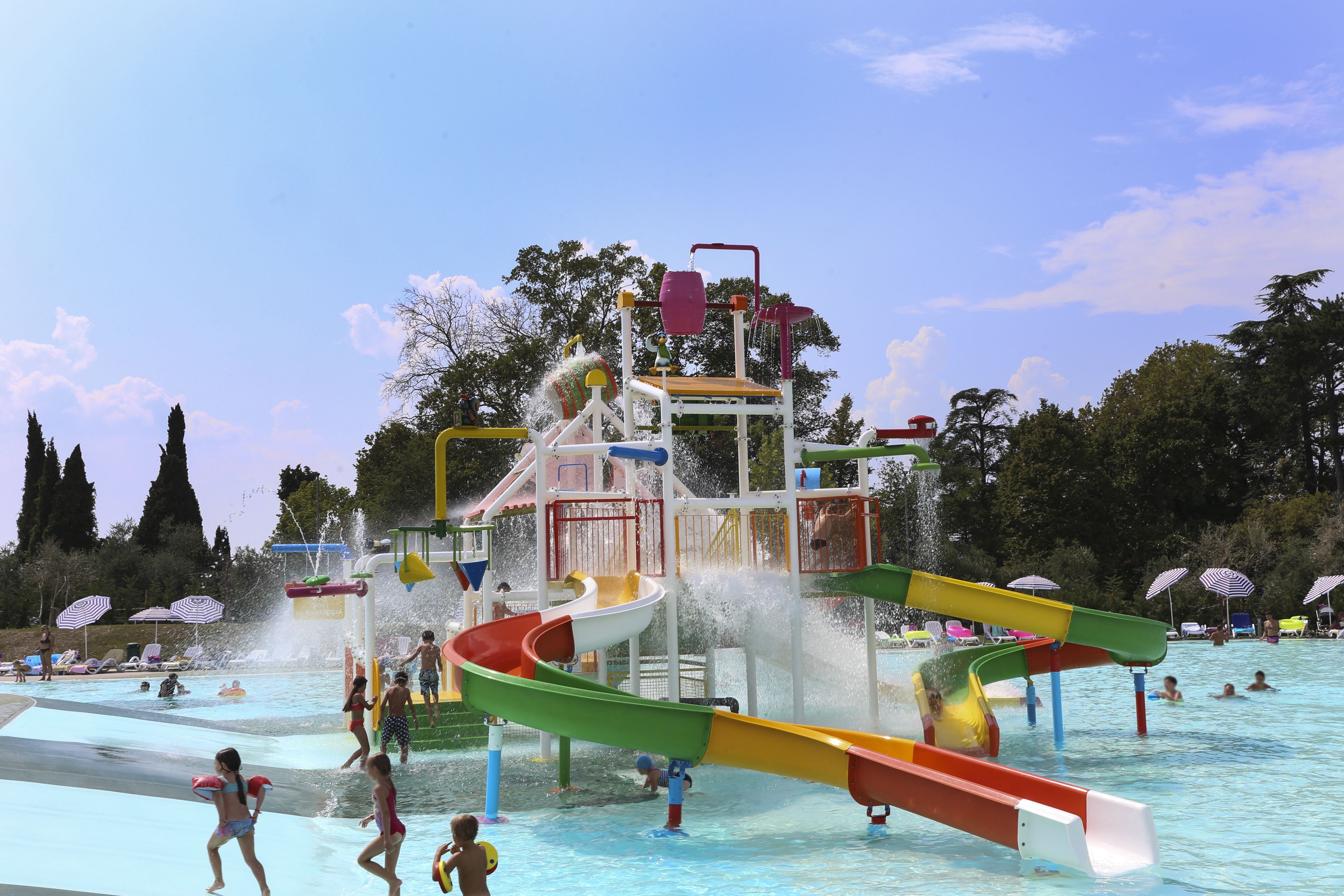 Ein Wasserpark mit mehreren Wasserrutschen und Wasserspielen.