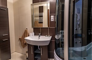 Appartement, 2 chambres (11D) | Salle de bain | Douche, douche hydromassante, serviettes fournies