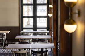 Petit déjeuner et déjeuner servis sur place