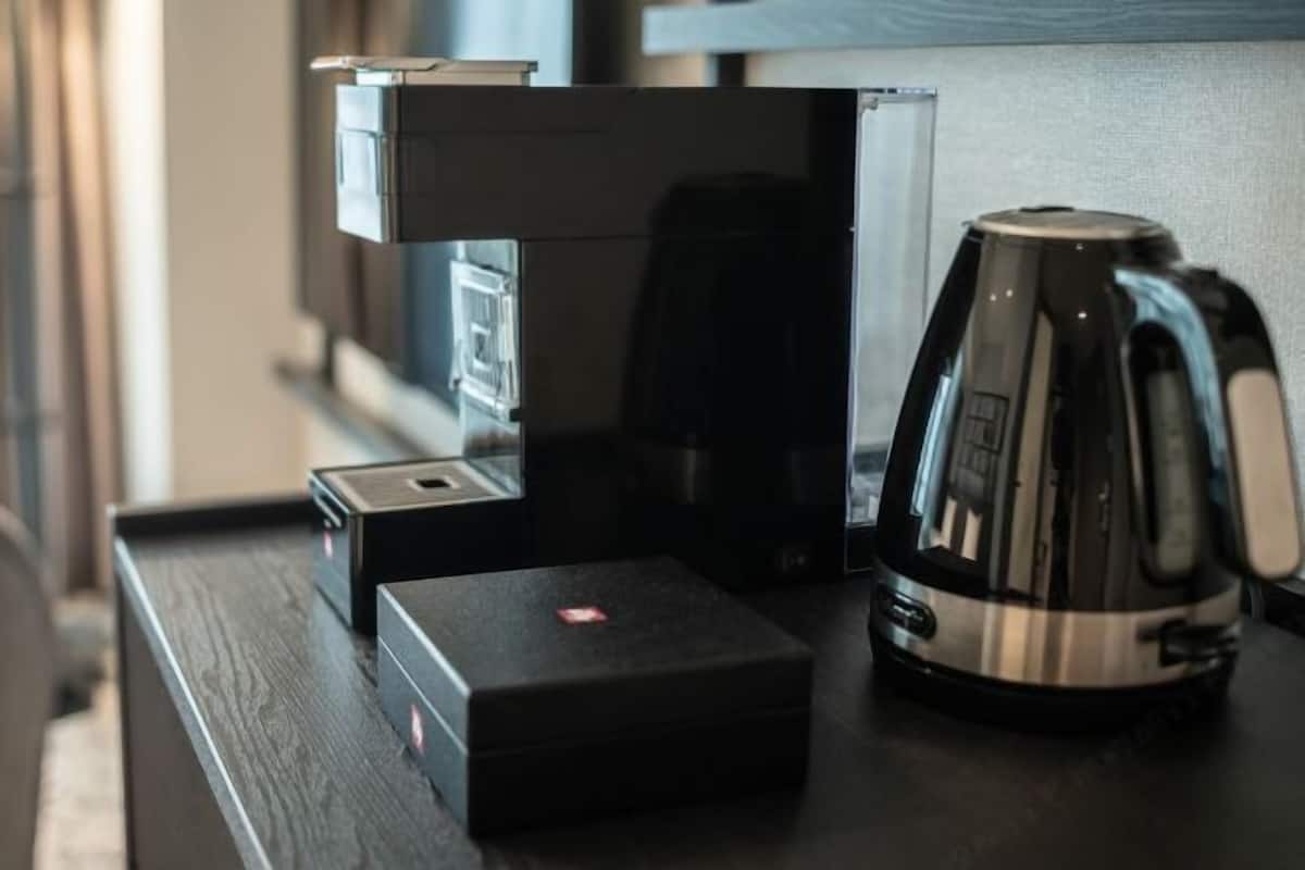 Zimmersafe, Verdunkelungsvorhänge, kostenloses WLAN, Bettwäsche