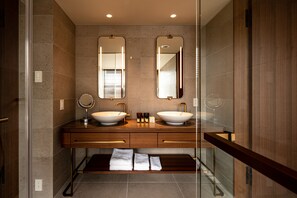 Tweepersoonskamer, niet-roken (Suite King) | Badkamer | Gratis toiletartikelen, een haardroger, pantoffels