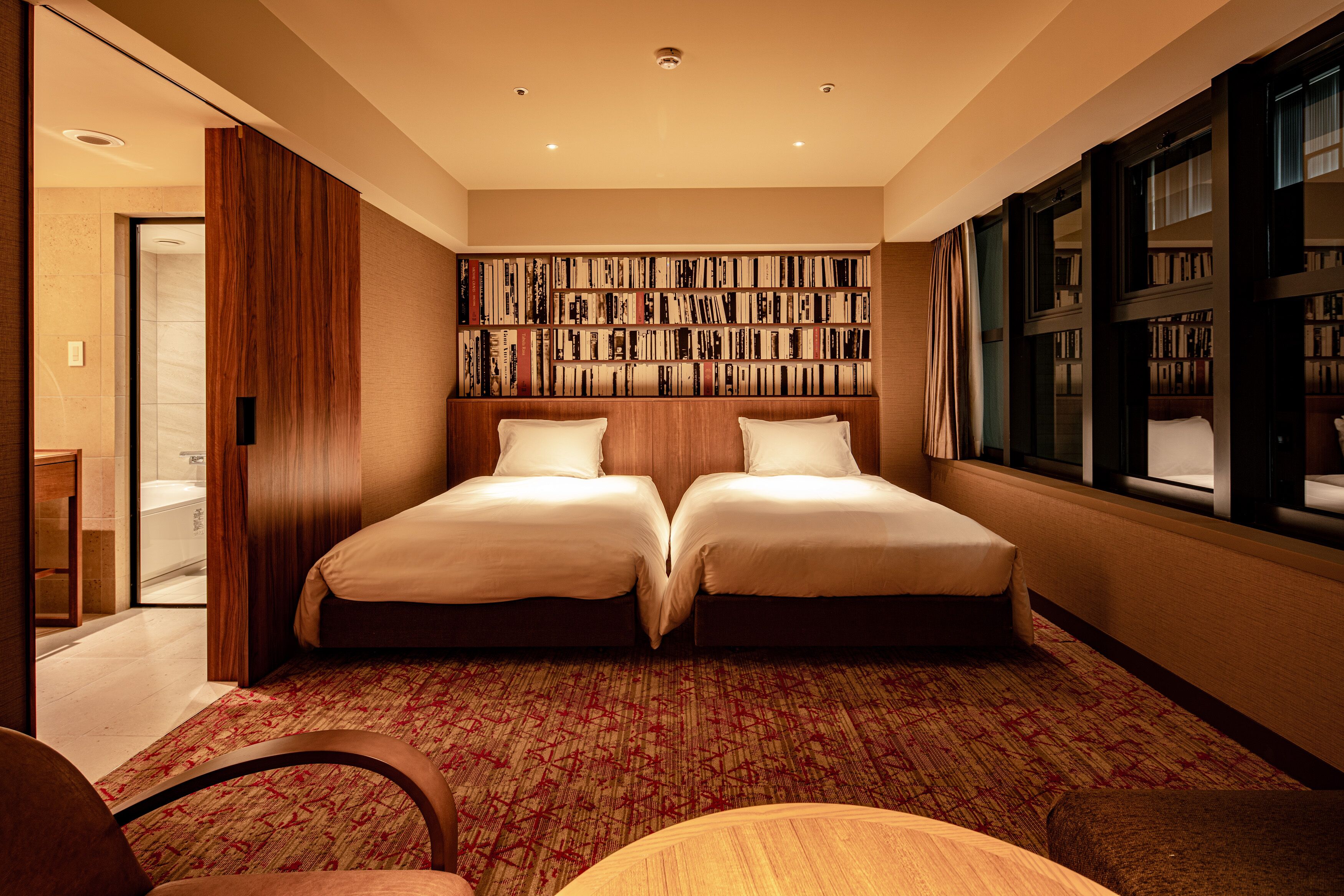 Cofres nos quartos, cortinas blackout, Wi-Fi de cortesia, roupa de cama