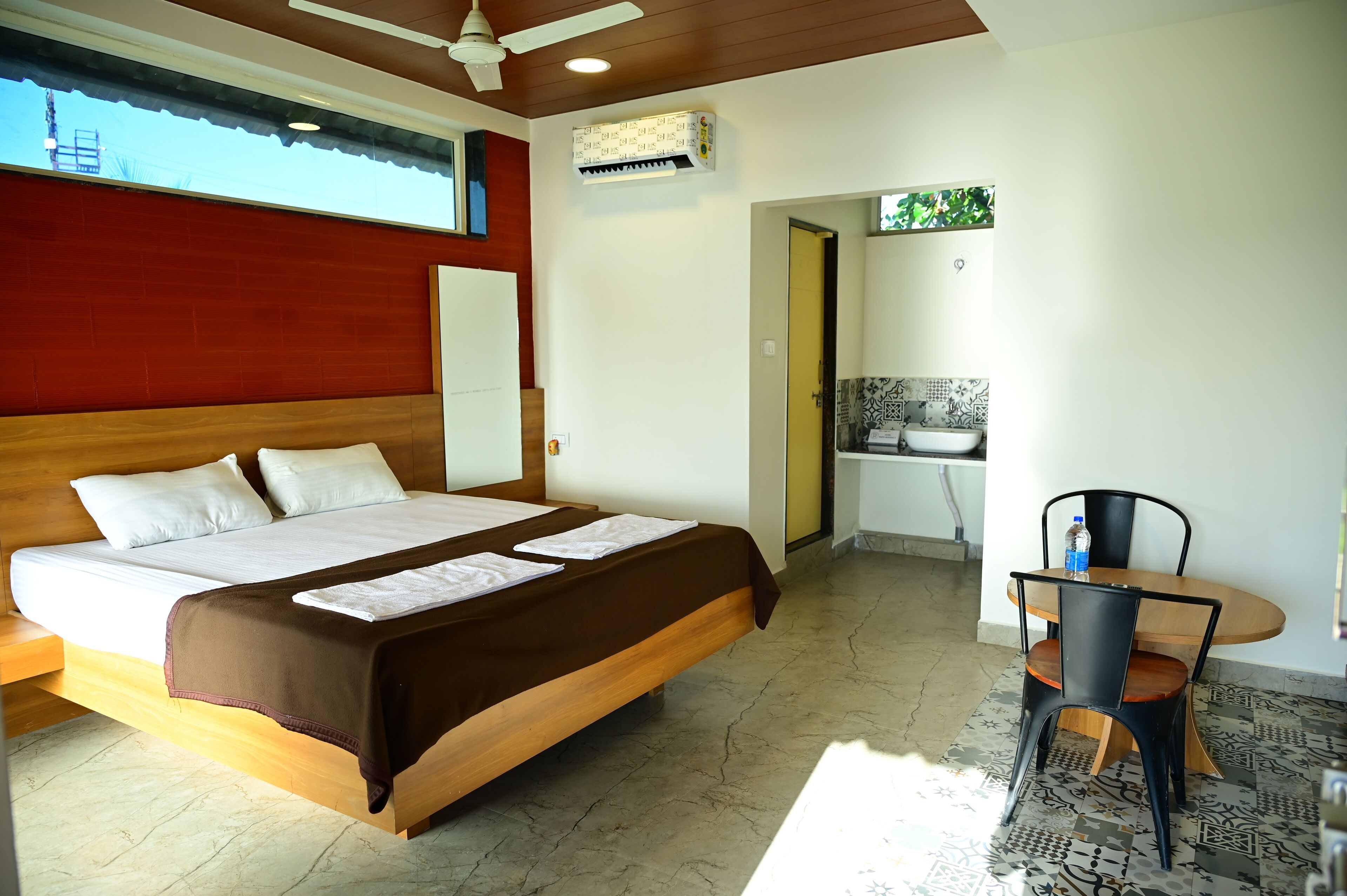 Executive Double Room | Bathroom | Shower, bathrobes, towels