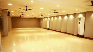 Una habitación amplia y luminosa, con varios ventiladores de techo e iluminación empotrada.