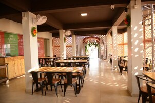 Breakfast, lunch, dinner served; Indian cuisine, garden views 