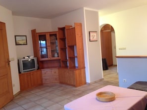 Kühlschrank, Herdplatte, Wasserkocher mit Kaffee-/Teezubehör