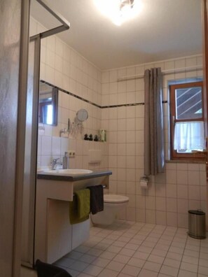 Shower, towels, soap, toilet paper - Ferienhof Löw (Salzweg)